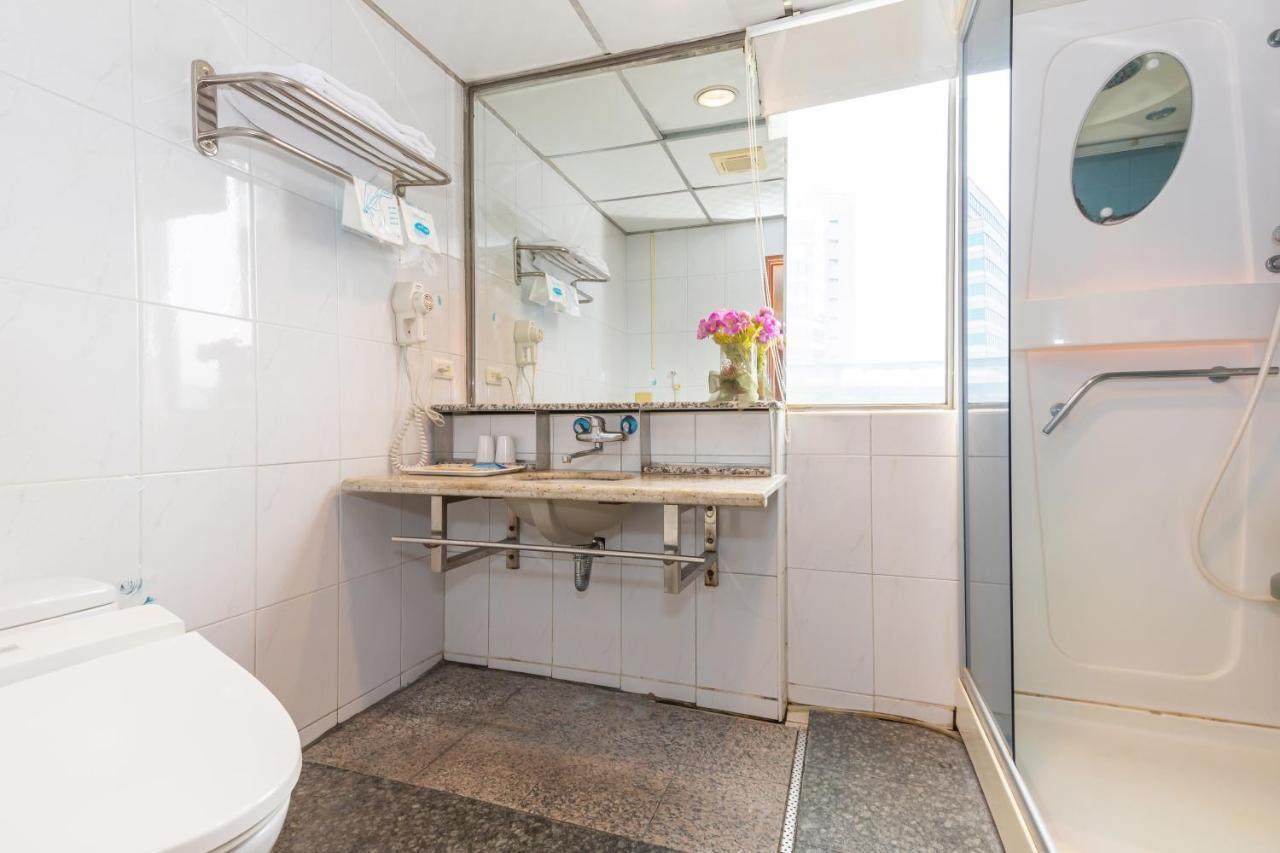 Yi Pin Business Hotel Таоюань Экстерьер фото