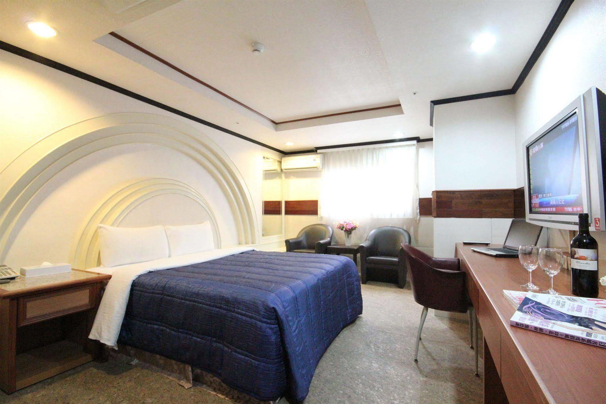 Yi Pin Business Hotel Таоюань Экстерьер фото
